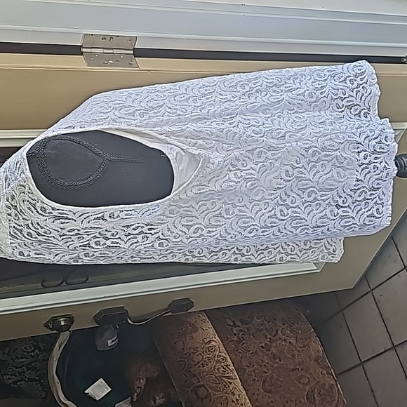 Sleeveless white lace top - Picture 9 of 15